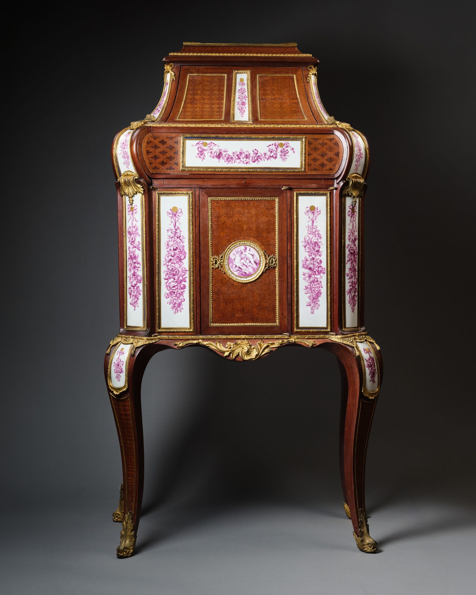 Meuble d’apparat à secrets